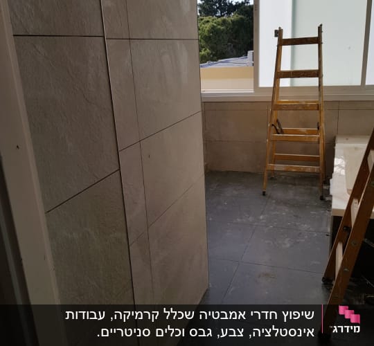 סולם עץ בחדר עם קירות מרוצפים
